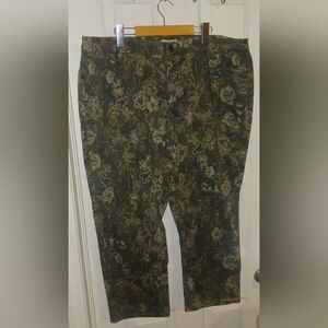 American Eagle Outfitters Green Floral Cropped Pants